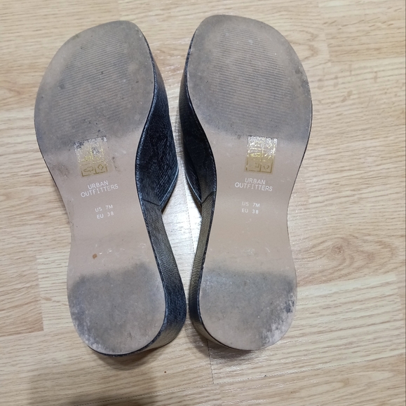 Urban Outfitters snakeskin pattern platform wedges. EUC. Size 7. - Picture 11 of 16